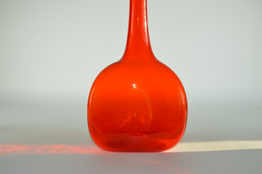 Onafhankelijkheid walgelijk harpoen Oranje glazen vaas met lange hals | Elme Glasbruk Zweden - Bodour