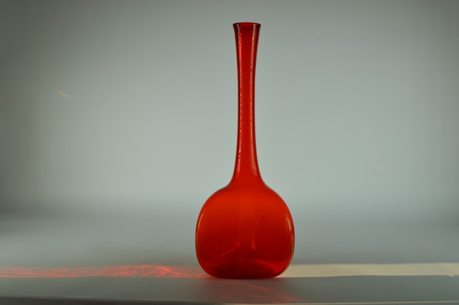 Onafhankelijkheid walgelijk harpoen Oranje glazen vaas met lange hals | Elme Glasbruk Zweden - Bodour