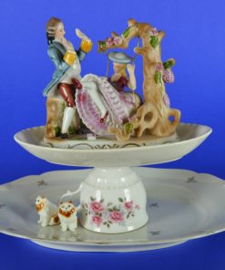 Alternative view of Serveerschaal etagere met poezen en Frans tafereel van porselein