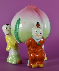 Alternative view of Porselein perzik gedragen door drie kinderen