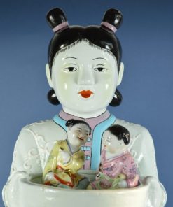 Alternative view of Japans meisje met presenteerblad - kunststof en gips