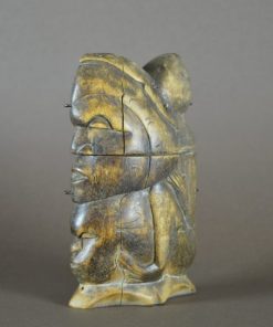 Alternative view of Sjamanen tas van hout met drie figuren