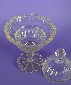 Alternative view of Bonbonnière Biedermeier geslepen kristal op stervormige voet