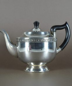 Alternative view of Verzilverde theepot met bakeliet handgrepen