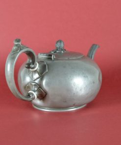 Alternative view of Antieke tinnen theepot uit Engeland