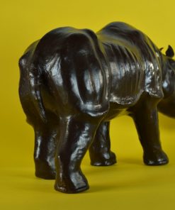Alternative view of Imposante neushoorn van leer