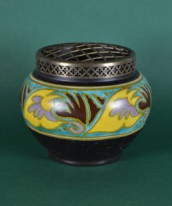 Alternative view of Rozenbowl van Gouds plateel met koperen bloemverdeler