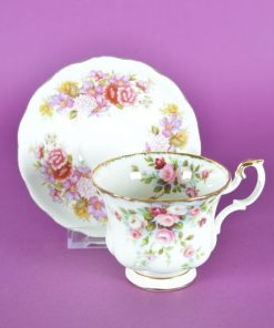 Alternative view of Royal Albert Cottage Garden kopje en Queen Ann schotel