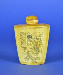 Alternative view of Snuif of parfum flesje China van been met lepeltje donker