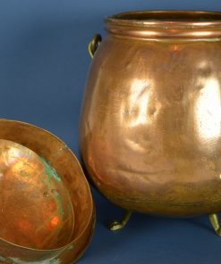 Alternative view of Parmantige doofpot van roodkoper op leeuwenvoetjes