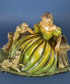 Alternative view of Dame in groene jurk met hond en vogel