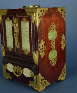 Alternative view of Chinees sieradenkastje rozenhout met jade ornamenten en koper