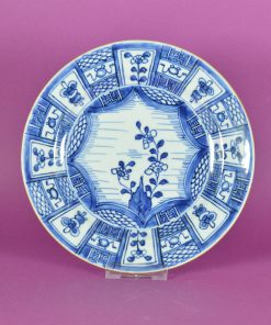 Alternative view of Antiek Japans sierbord blauw en wit, ca 1850