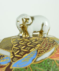 Alternative view of Japans porselein Satsuma antieke dekseldoos met olifant