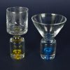 Shotglas of borrelglas met blauwe druppel