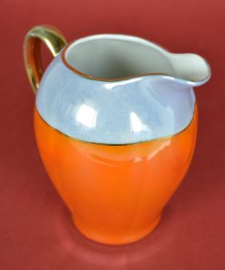 Alternative view of Melkkan oranje en blauw parelmoer glazuur met gouden bies | porselein