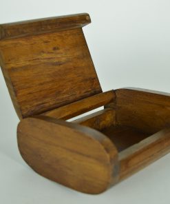 Alternative view of Doosje van hout met een jongen en meisje | India