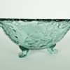 Fruitschaal met druiventrossen op drie pootjes, turquoise glas