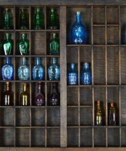 Alternative view of Letterbak met gekleurde glazen flesjes in blauw, groen, bruin en paars
