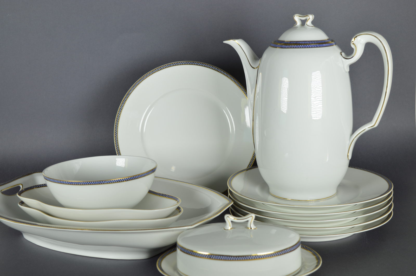 Een gedeelte koffieservies van wit porselein met vergulde rand. Arzberg en Limoges. – N