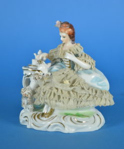 Beeld porselein - Dame met poedel en koffie