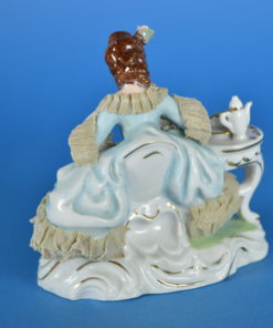 Beeld porselein - Dame met poedel en koffie