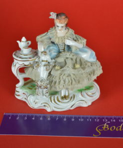 Beeld porselein - Dame met poedel en koffie