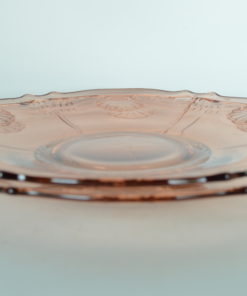 Onderschotel roze glas met bloem- of schelpmotief