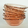Schaal roze glas met bloem- of schelpmotief