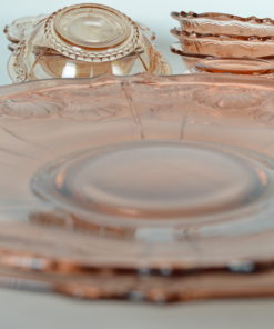 Onderschotel roze glas met bloem- of schelpmotief