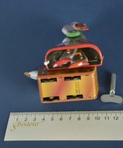 Speelgoed mechanisch blik vrouw met ganzen