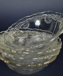 Schaaltjes kleurloos glas met bloem- of schelpmotief