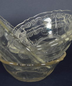 Schaaltje kleurloos glas met bloem- of schelpmotief
