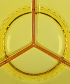 Drievaks-schotel amberkleurig glas met bloem- of schelpmotief