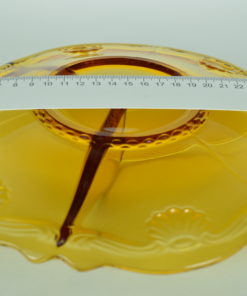 Drievaks-schotel amberkleurig glas met bloem- of schelpmotief
