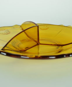 Drievaks-schotel amberkleurig glas met bloem- of schelpmotief