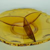 Drievaks-schotel amberkleurig glas met bloem- of schelpmotief
