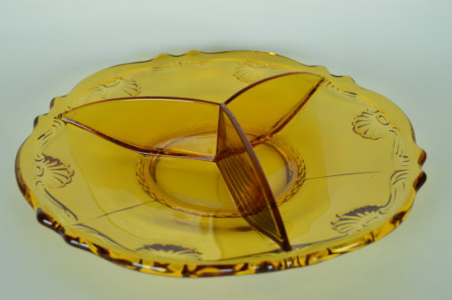 Drievaks-schotel amberkleurig glas met bloem- of schelpmotief