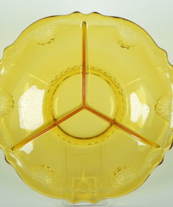 Drievaks-schotel amberkleurig glas met bloem- of schelpmotief