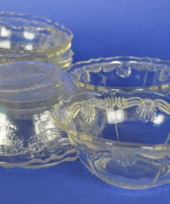 Schotels kleurloos glas met bloem- of schelpmotief