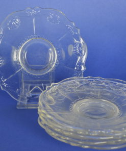 Schotels kleurloos glas met bloem- of schelpmotief