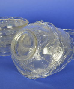 Schotels kleurloos glas met bloem- of schelpmotief