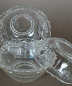 Schaaltjes kleurloos glas met bloem- of schelpmotief