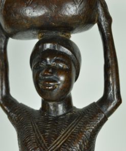 Alternative view of Afrikaanse beeld van een vrouw met een last op haar hoofd - hard hout