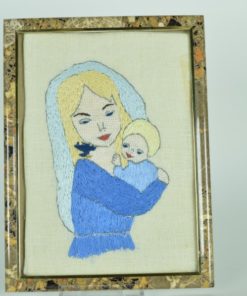 Borduurwerk van een vrouw met kind