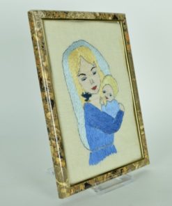 Borduurwerk van een vrouw met kind