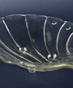 Schaal kleurloos glas in schelp vorm