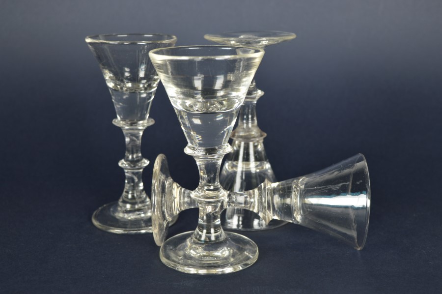 Antieke parapluvormige borrelglazen – Glas met bodem en pontil - set van vier - Bodour
