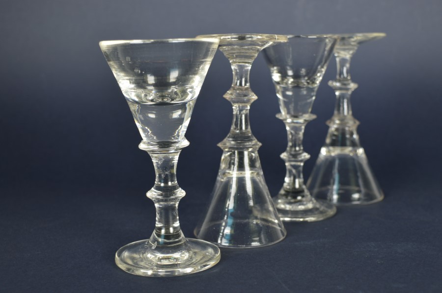 Antieke parapluvormige borrelglazen – Glas met bodem en pontil - set van vier - Bodour