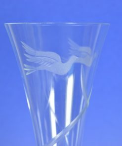 Bruidsglas met ingeslepen duiven en strikken